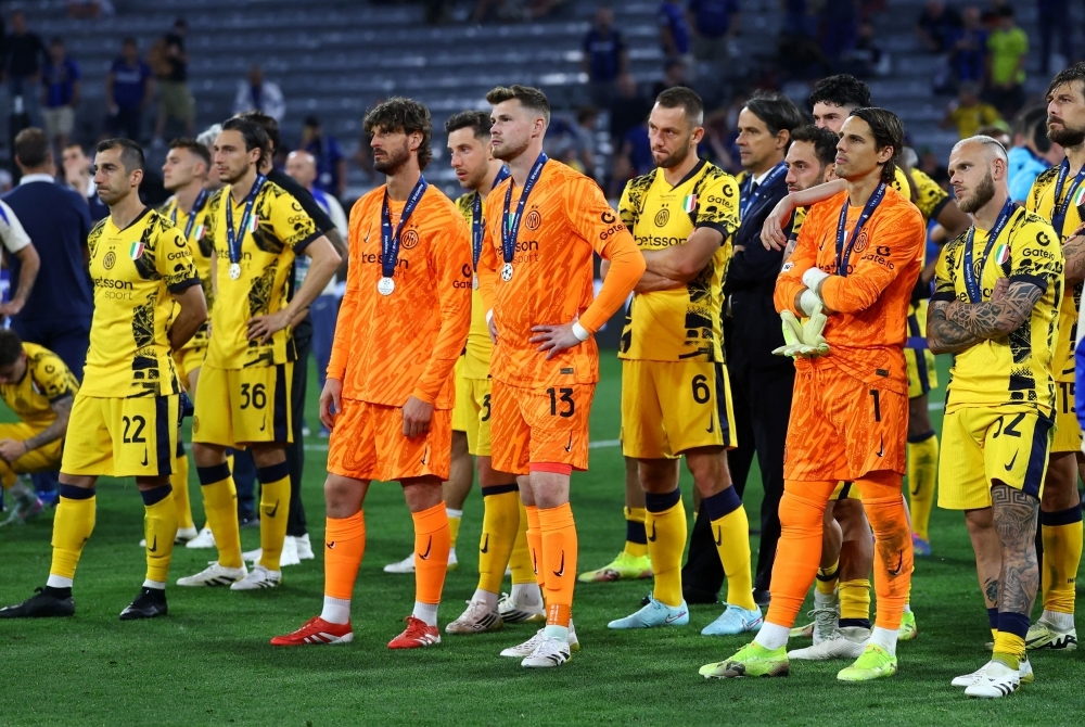 ‘I'm the only idiot here': Just one loyal fan greets Inter at Milan's Malpensa Airport after PSG horror show