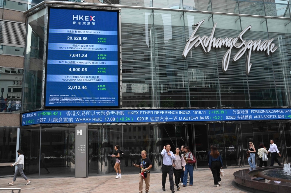 Hong Kong shares dip to three-week low as tariff concerns flare again