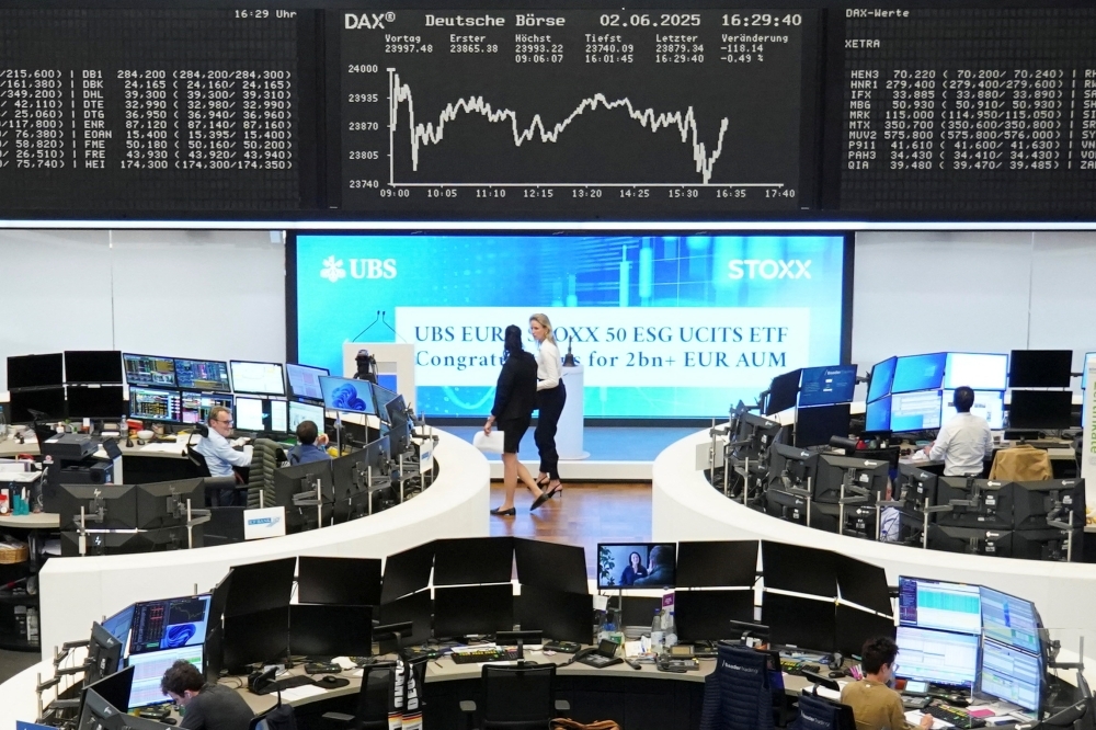 Stocks mixed, oil up on rising trade tensions, geopolitical risks