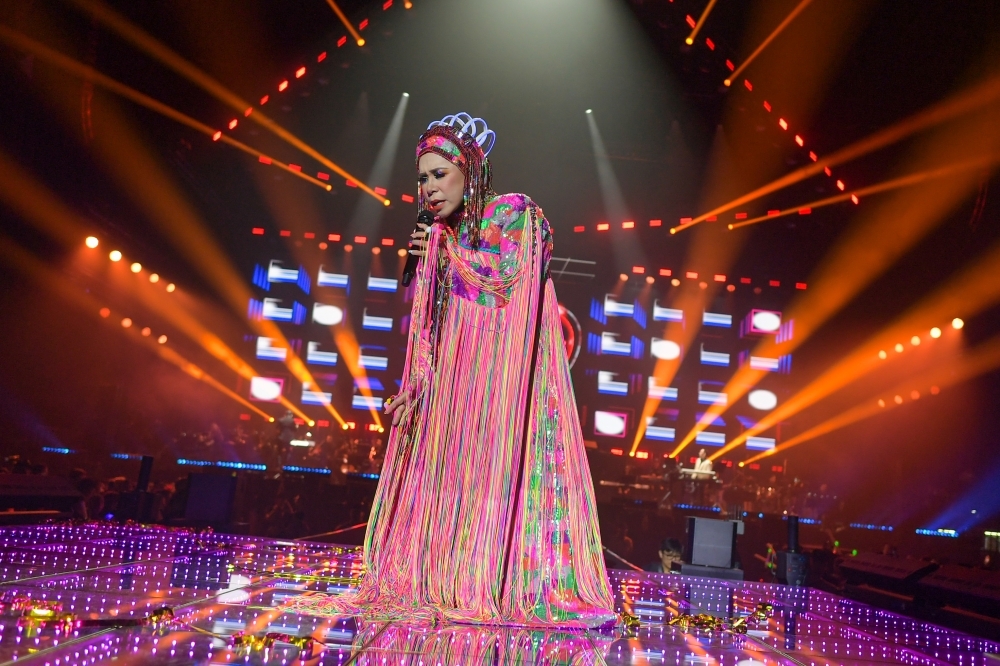 Nicholas Saputra surprise, Siti Nurhaliza and Amy Search spotted in crowd as Melly Goeslaw dazzles at third Malaysia concert