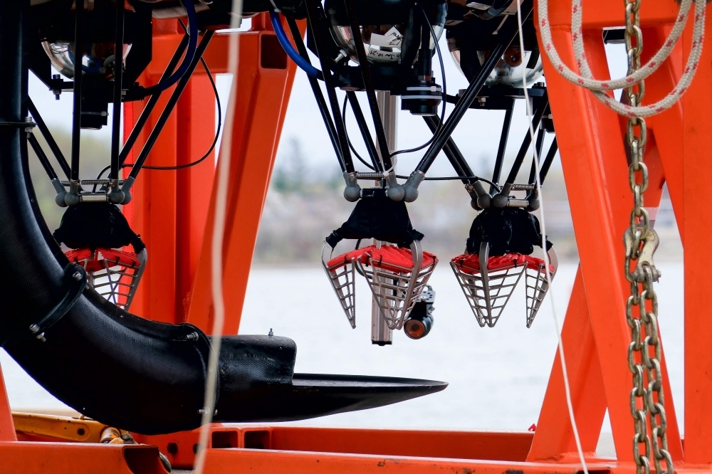 Robot with a gentle touch: Canadian lake tests pave way for eco-friendly deep-sea mining