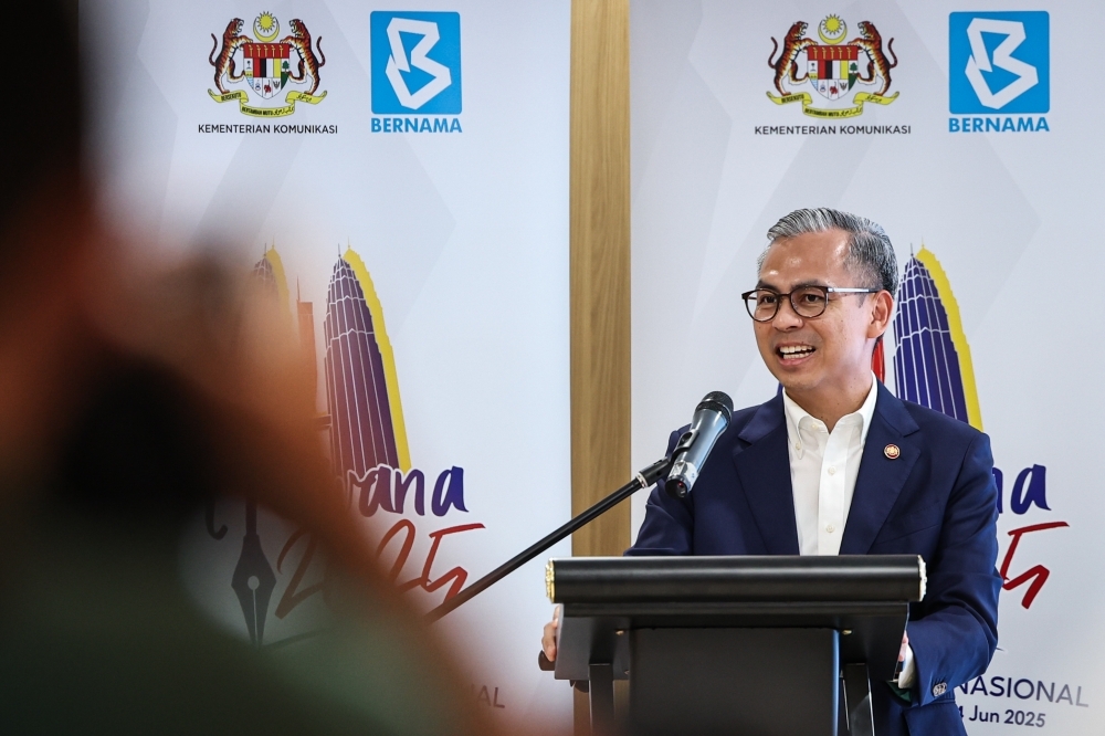 Fahmi, Azalina to collaborate on tightening social media regulation