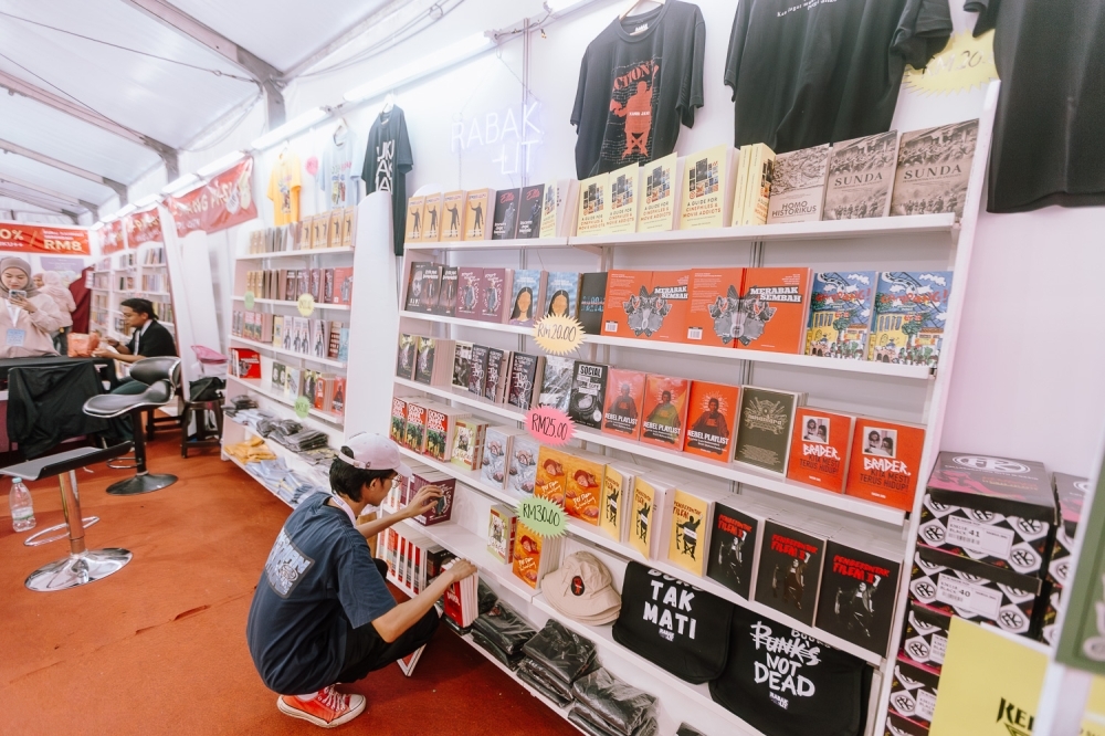 How reading physical books beats screen-reading