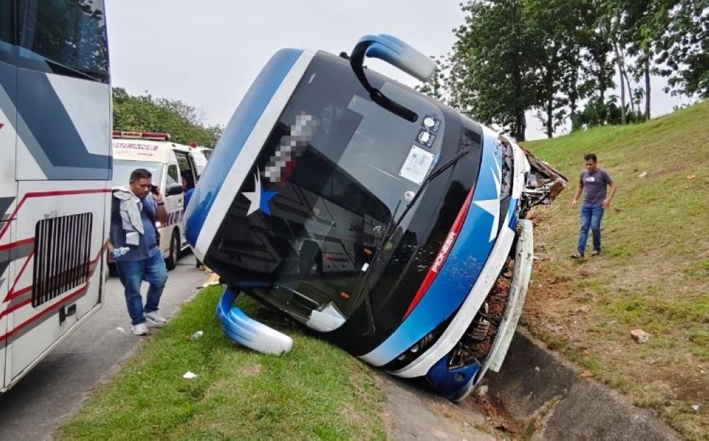 Drowsy driver loses control, express bus with 25 passengers overturns into drain on North-South Expressway