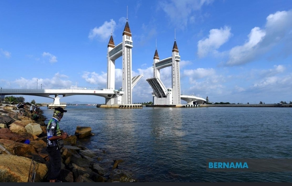 Child injured in electric shock at Dataran Drawbridge, Kuala Terengganu council re-insulates cables, launches safety checks