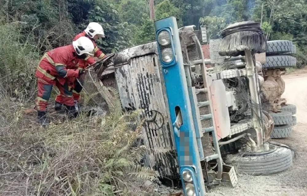 Driver trapped, burnt to death after timber lorry crash in Bintulu as vehicle bursts into flames