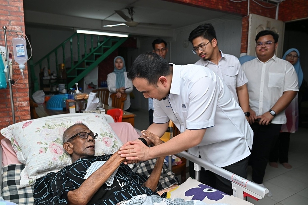 PM extends aid to bedridden stroke-stricken couple in Kuantan