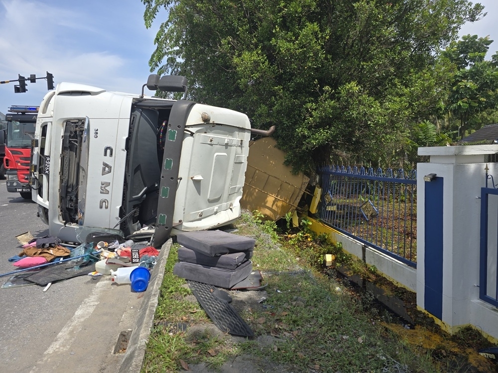 Palm oil tanker crashes in Kuching, driver sustains minor injuries as spill is contained