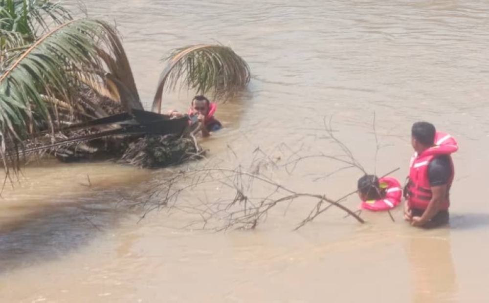 Woman feared drowned in Pahang after car plunges into Sungai Triang, swept by strong currents