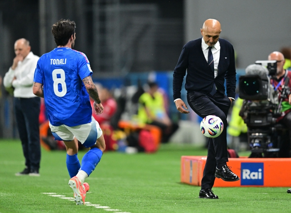 Italy see off Moldova 2–0 as Spalletti bows out of tumultuous tenure