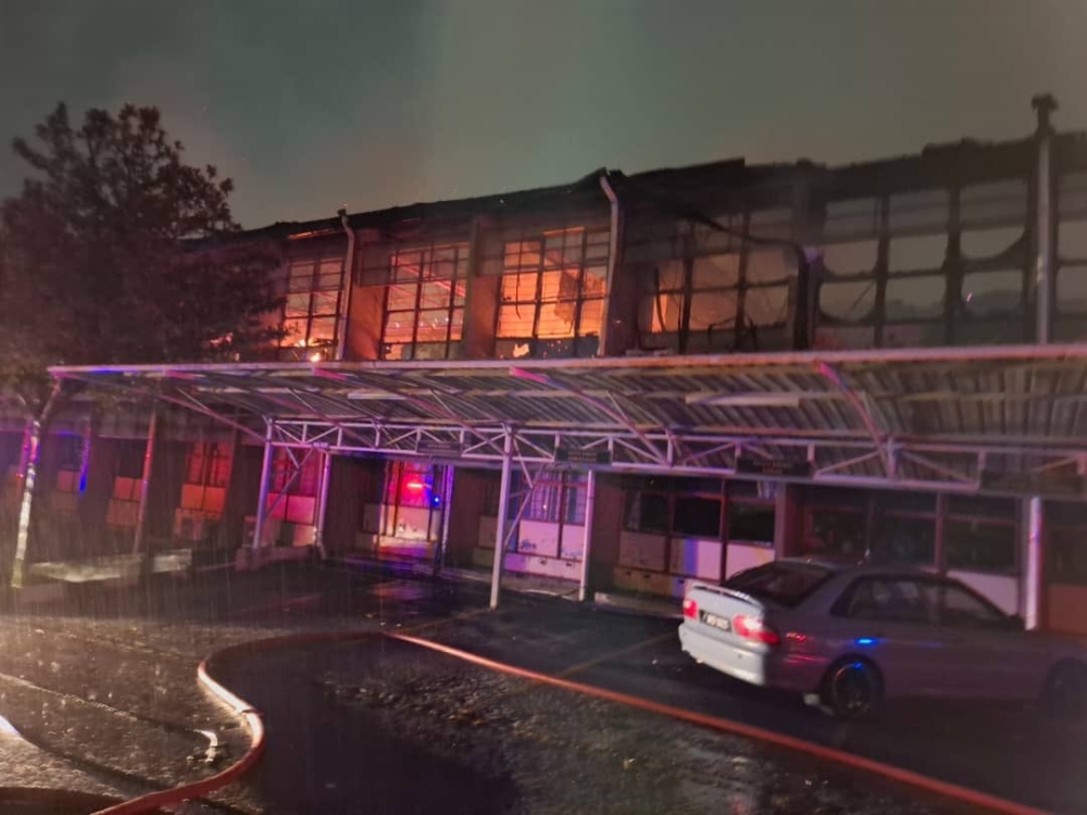 Pre-dawn fire guts SM Sains Alam Shah in Cheras, no casualties reported (VIDEO)