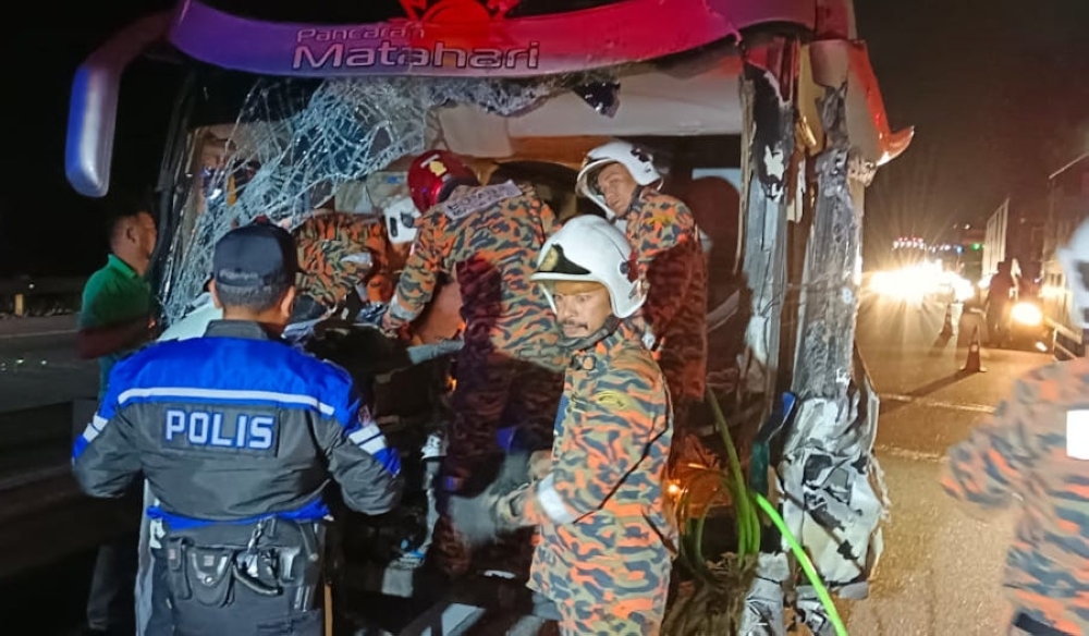 Double-decker bus crashes into tow truck in Tapah, nine passengers unharmed