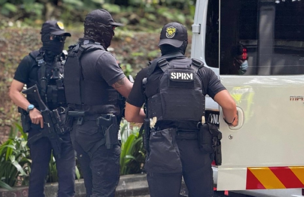 Armed MACC tactical squad seen entering Tan Sri's home in sukuk fund probe linked to Klang Valley highway project