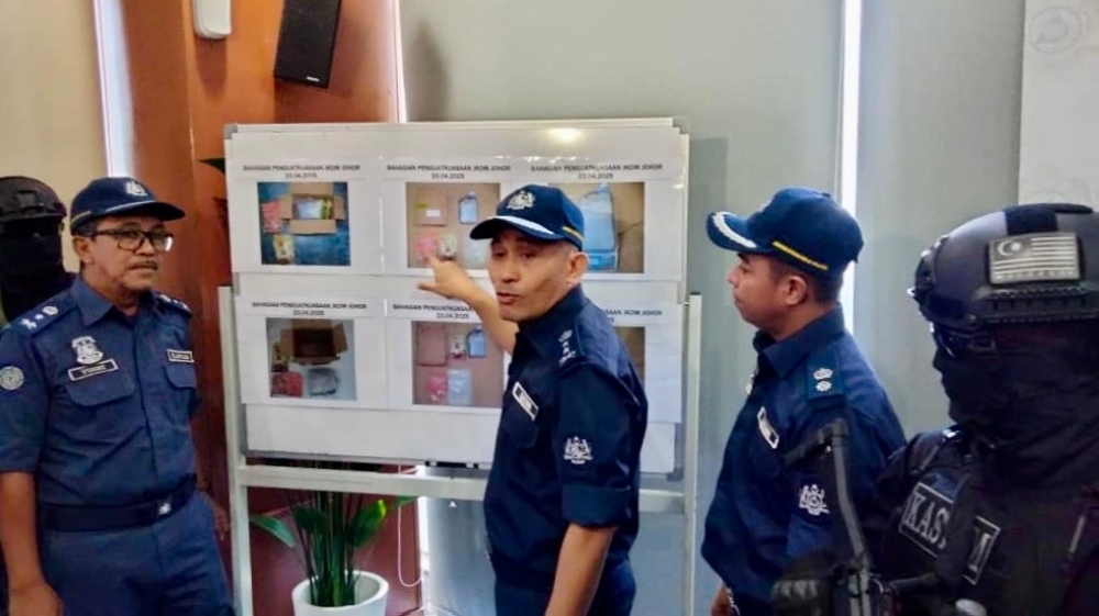 Johor Customs foil drug syndicate's RM1m smuggling attempt via courier service