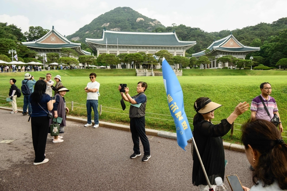 South Koreans flock to historic Blue House as new president prepares to move in