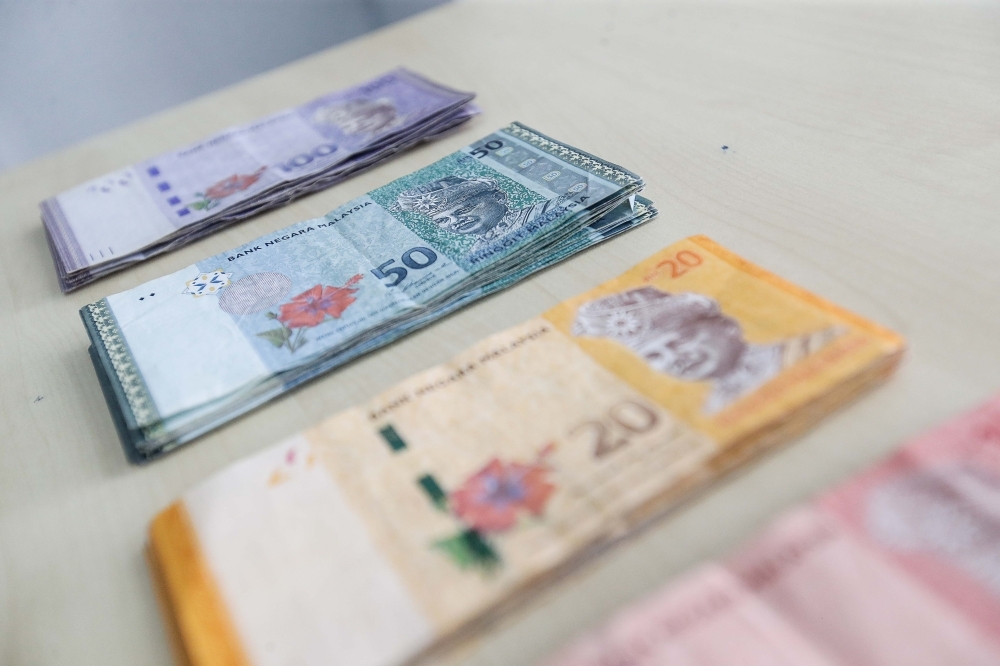 Cooling US economy lifts ringgit early Friday