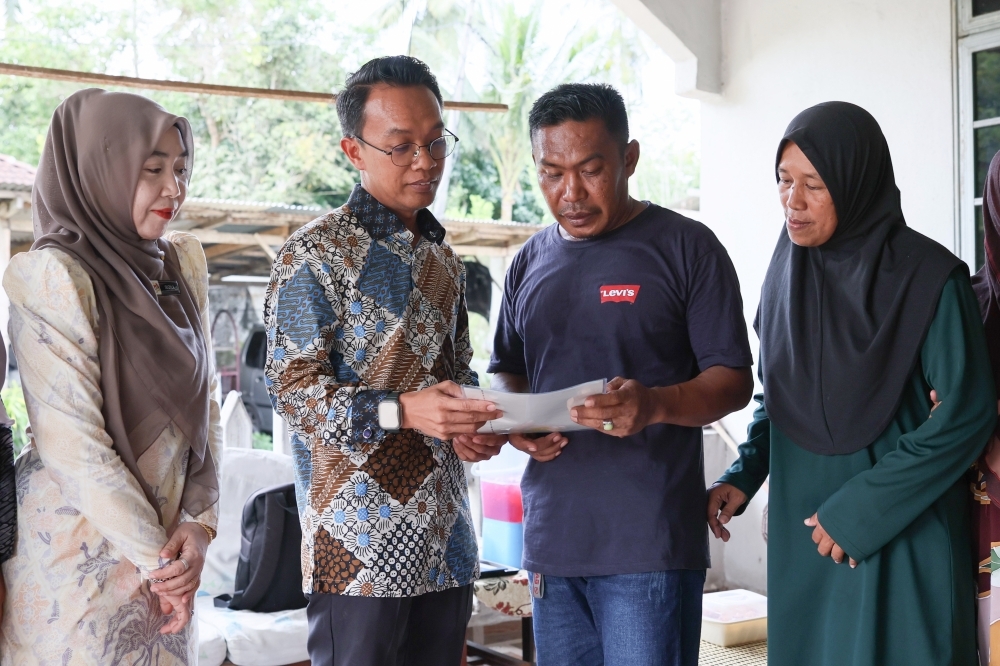 Shattered dreams: Dad receives daughter's death certificate instead of degree after UPSI bus crash