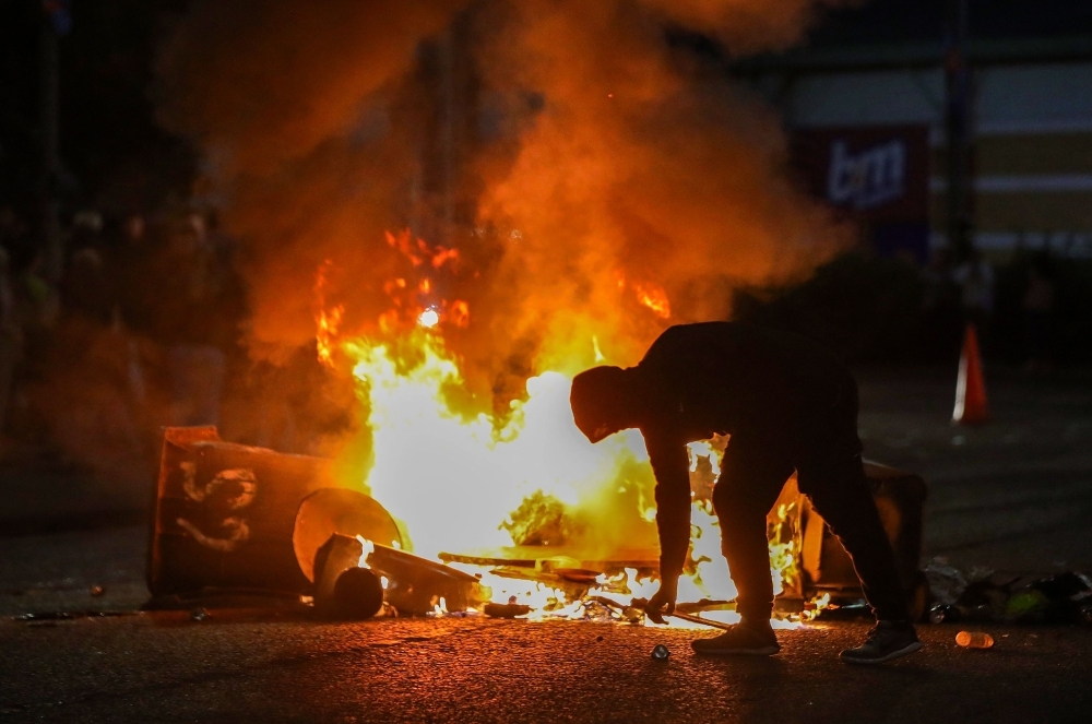 Fourth night of anti-immigrant unrest rocks Northern Ireland, police clash with protestors