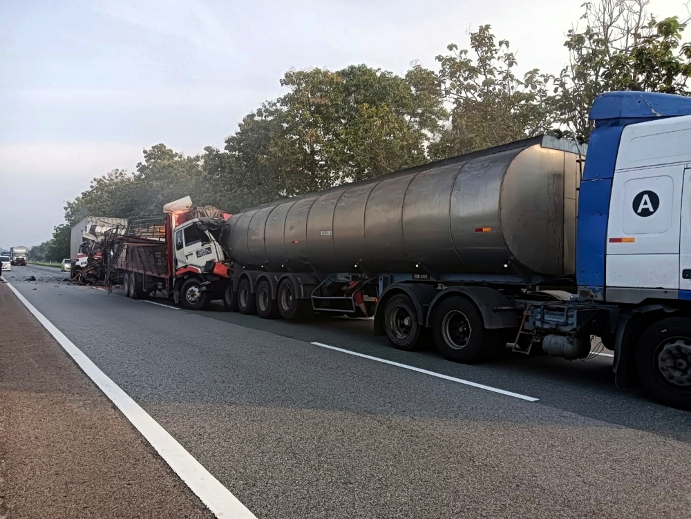 Fatal chain collision on NSE southbound: Lorry duo killed after rear-ending timber trailer in Johor