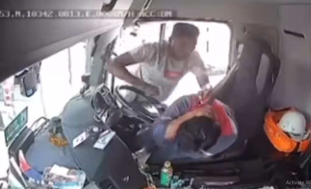 Johor cops on the hunt for man who assaulted lorry driver at Kempas Toll Plaza over car horn (VIDEO)