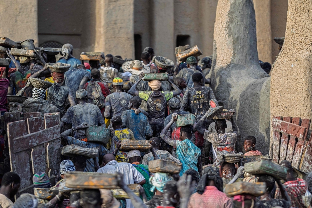 Malians gather to replaster Djenne's iconic mud mosque in annual heritage ritual