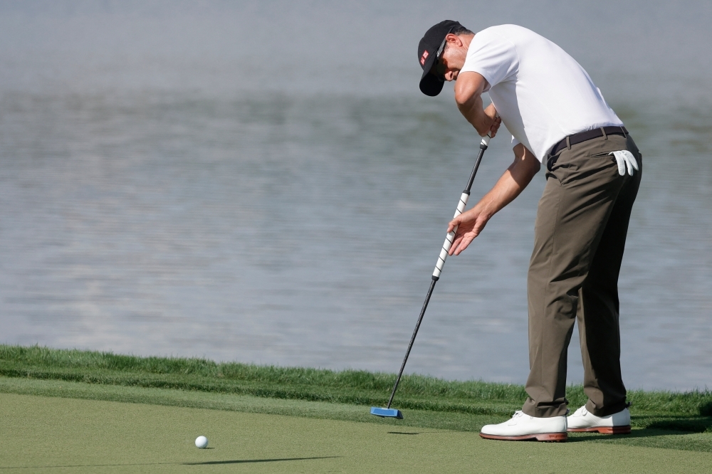 Adam Scott's ‘old-man par golf' keeps him in US Open contention with back-to-back 70s