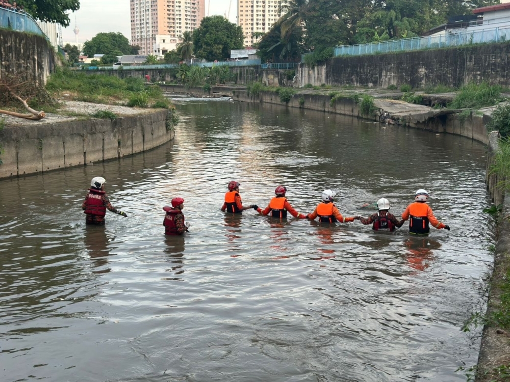 Pedestrian hit by car and swept into river found 150m from Jalan Ipoh crash site