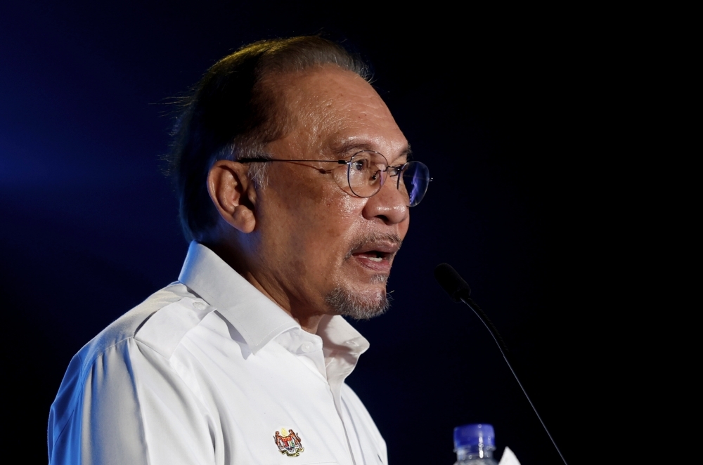 Anwar posts get-well wish for Hadi Awang after heart procedure