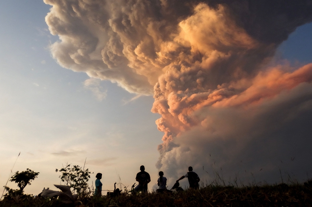 Airlines cancel flights to and from Bali as Mount Lewotobi eruption forces evacuations, threatens lahar floods