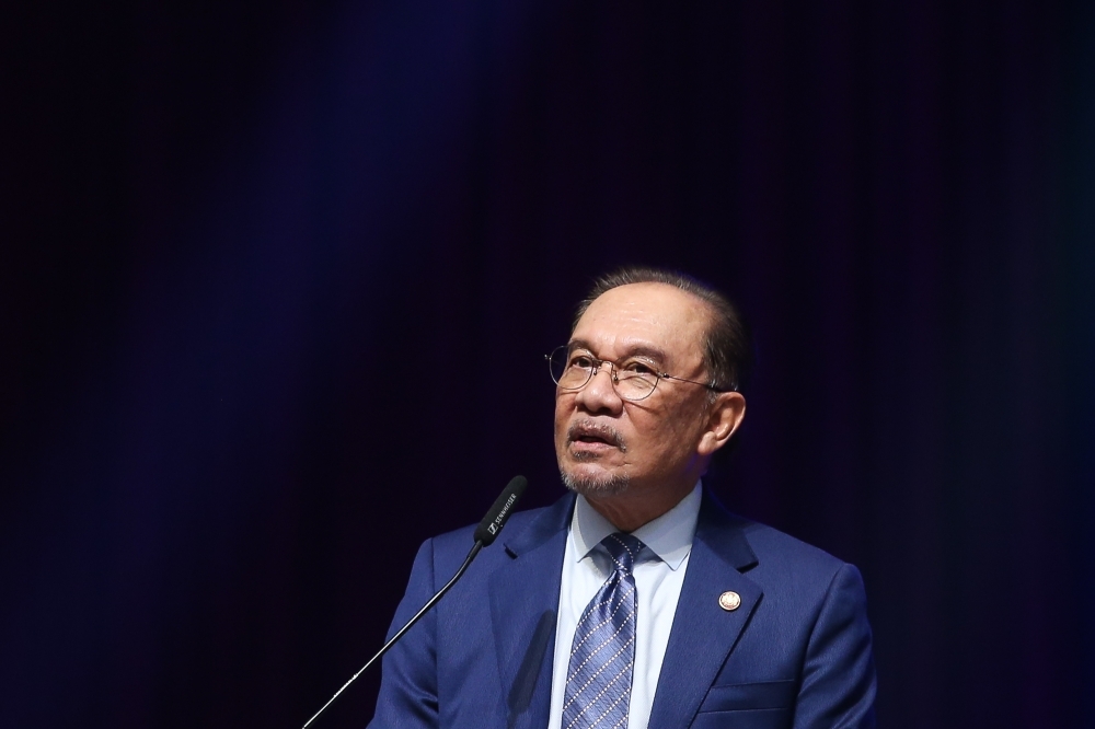 PM Anwar offers condolences to Hamzah Zainudin after mother-in-law dies in Ipoh house fire