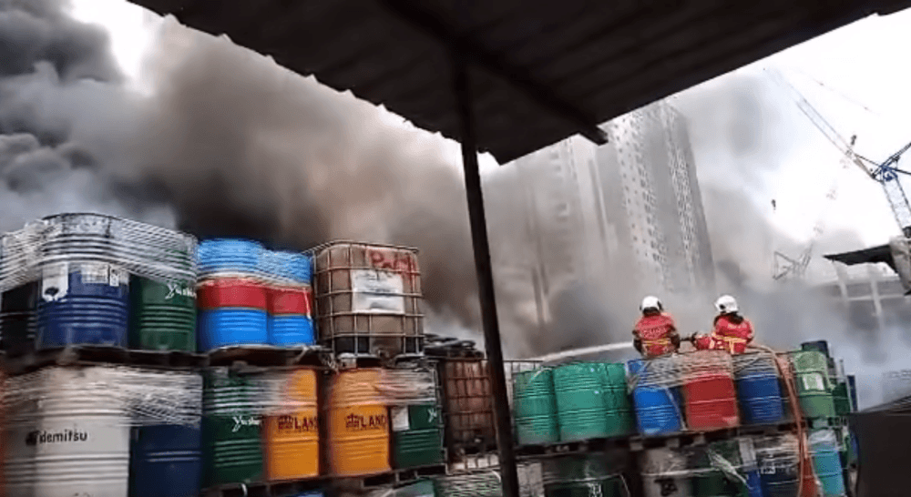 Thick smoke and explosions reported as Johor Baru factory burns (VIDEO)