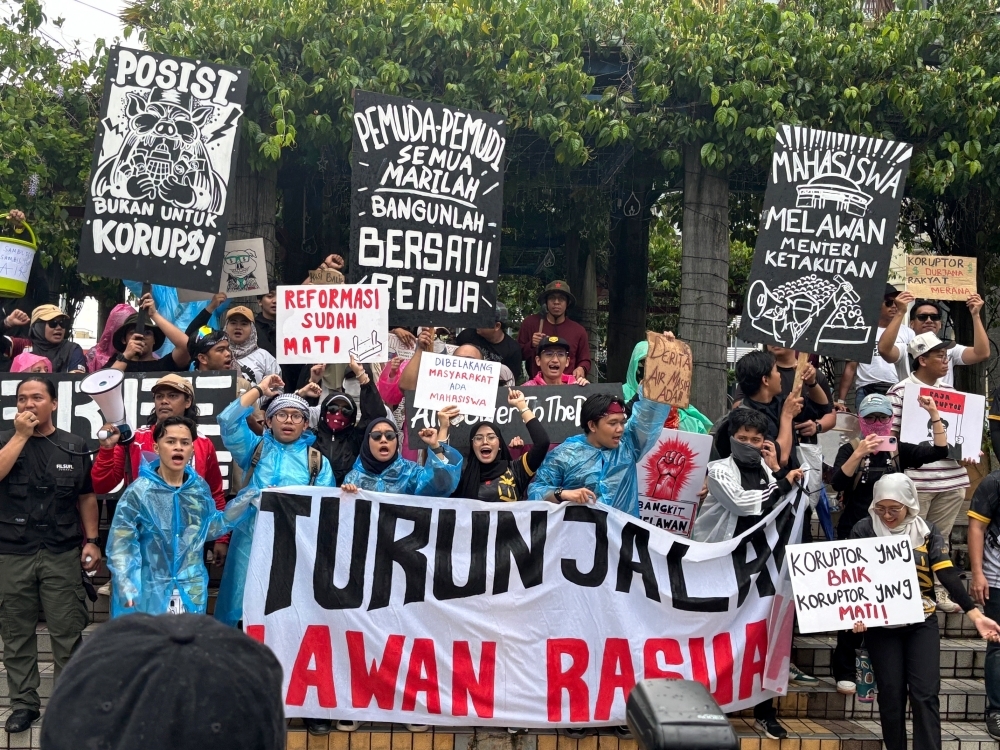 As police look on, student demonstraters take to KK streets to call for reform (VIDEO)