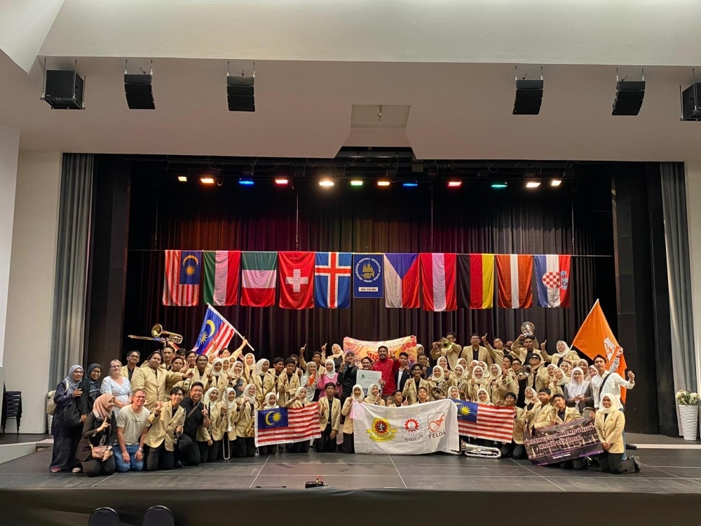 Fahmi lauds MRSM Felda Trolak wind orchestra after award-winning performance in Prague