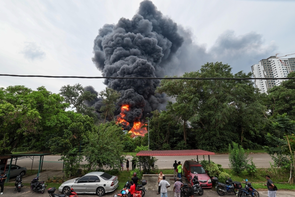 No ammonia or toxic gas detected near Johor oil store fire site, says DOE