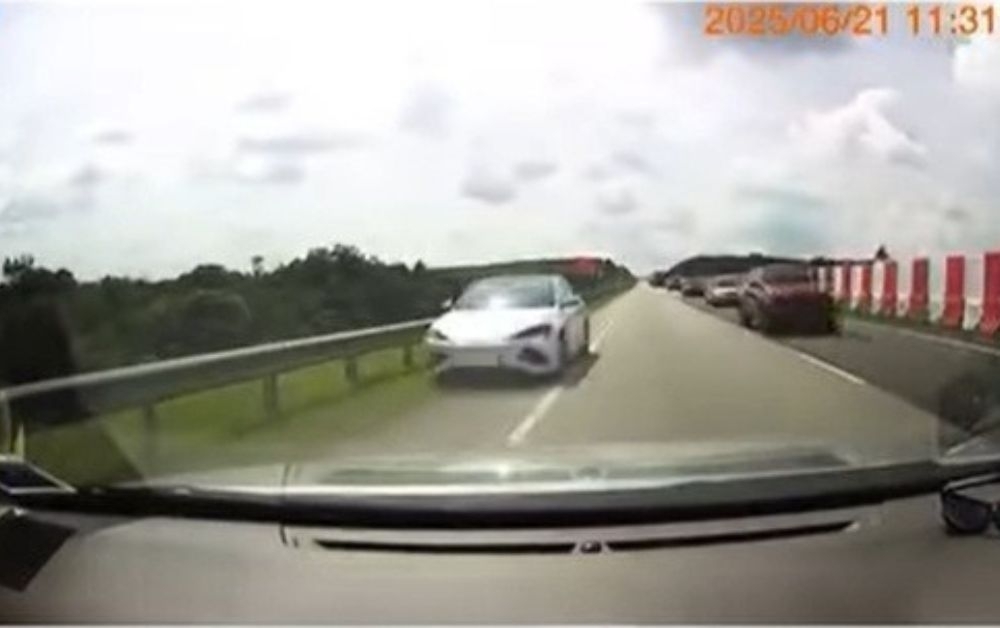 Johor cops probe Singapore-registered car filmed driving against traffic on Senai-Desaru Expressway