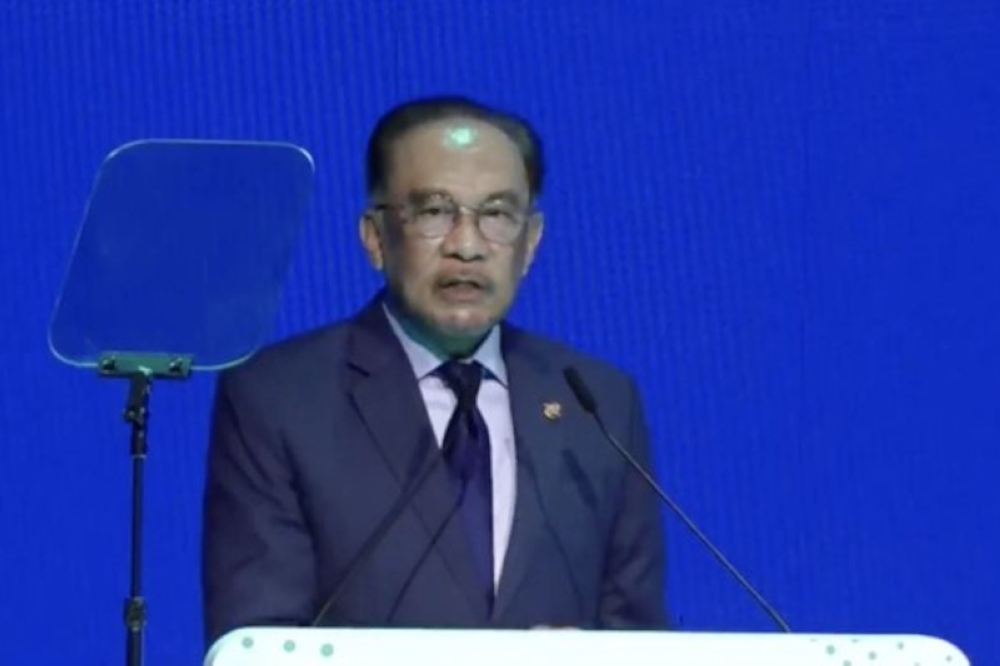 Anwar extends condolences to Abang Johari after wife Juma'ani dies
