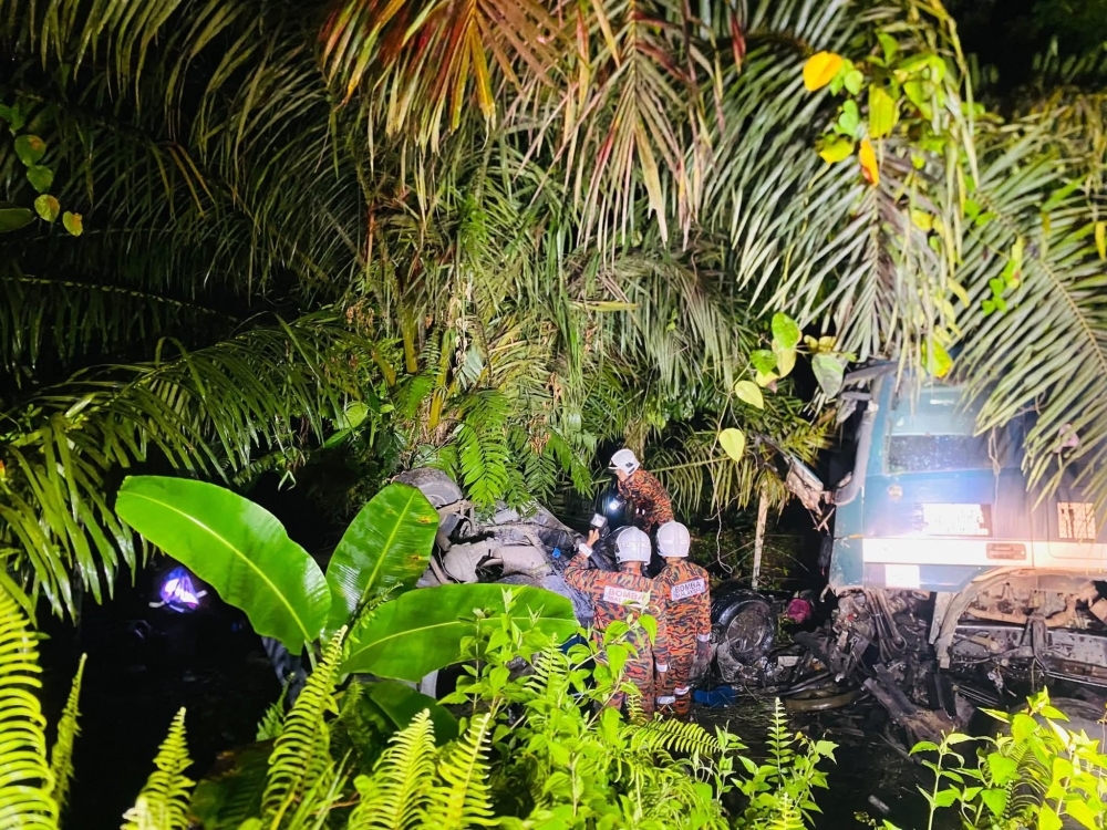 Three killed after Isuzu D-Max pickup crashes into palm oil trailer in Lahad Datu