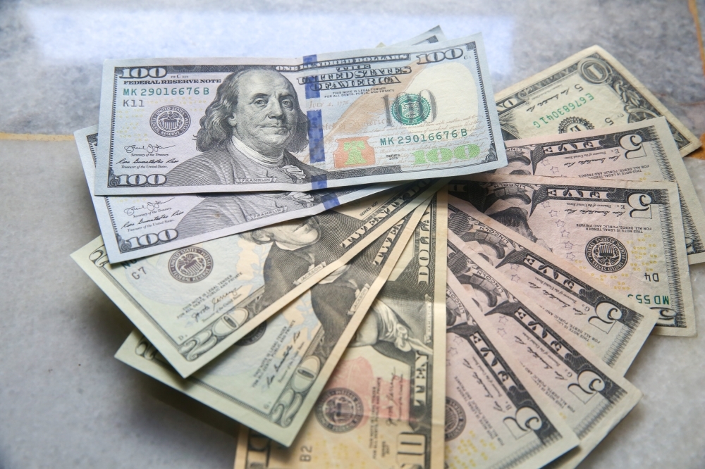 Ringgit climbs as US dollar slips on fiscal jitters