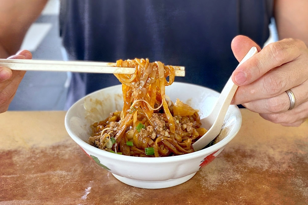 For truly slurp-worthy pork noodles and curry mee topped generously with ‘seehum', travel to Restoran Mei Mei Seafood in Semenyih