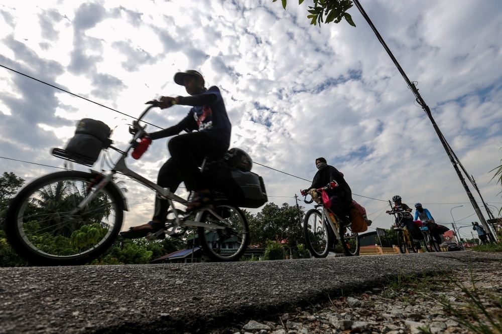 Cycling on public roads is legal, says national federation after viral dispute