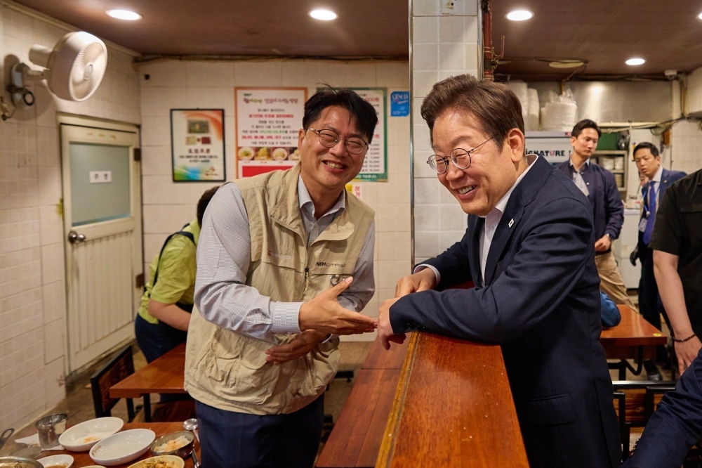 President Lee urges citizens to dine out to boost South Korea's economy