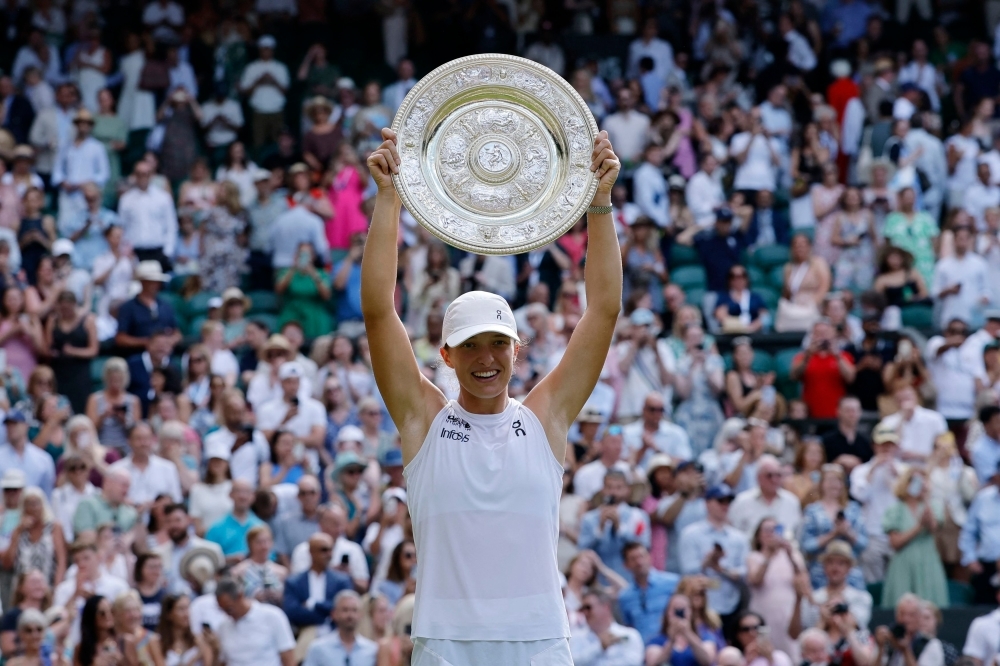 Wimbledon gifts ‘towel thief' Swiatek a souvenir she doesn't have to steal after flawless title run