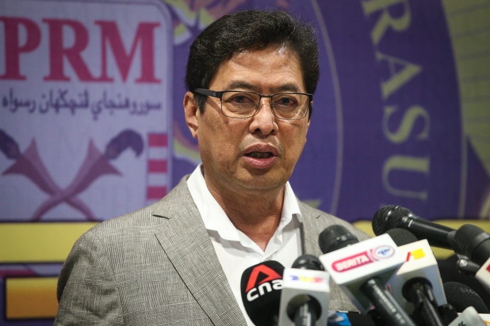 MACC chief apologises to Teoh Beng Hock's family, offers financial support for his child