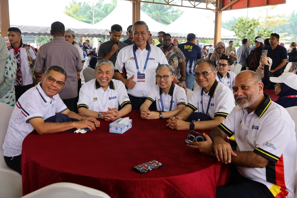 Madani Sale: Port Dickson residents excitedly receive 2,500 free chickens