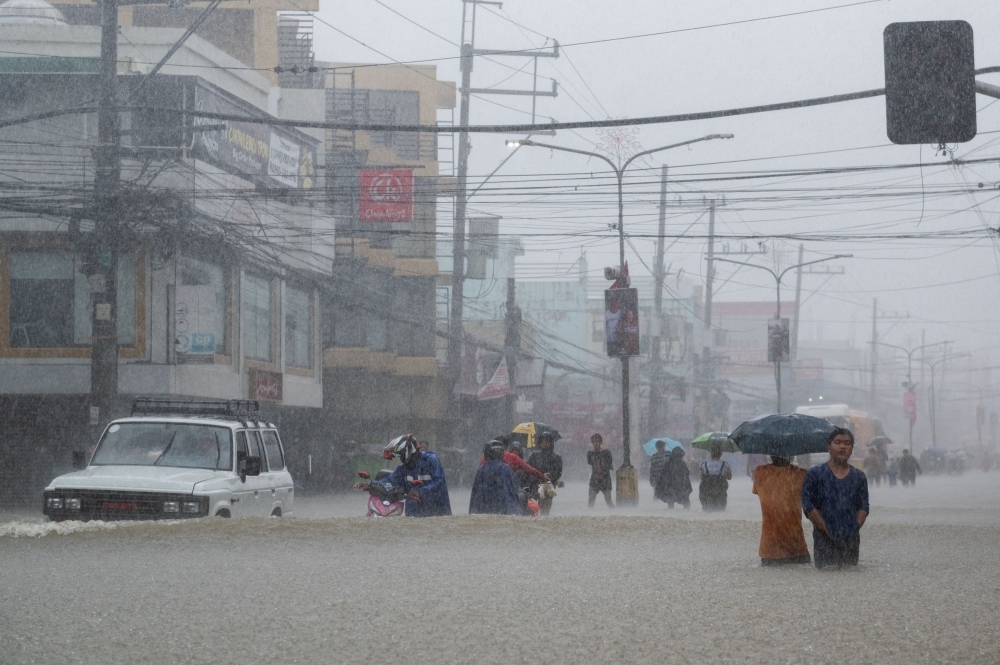 Three dead, three injured and over 300,000 in Philippines hit by Wipha