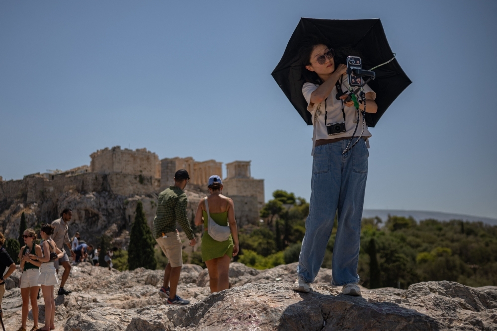 How acts of kindness are helping Athenians cope with the heatwave