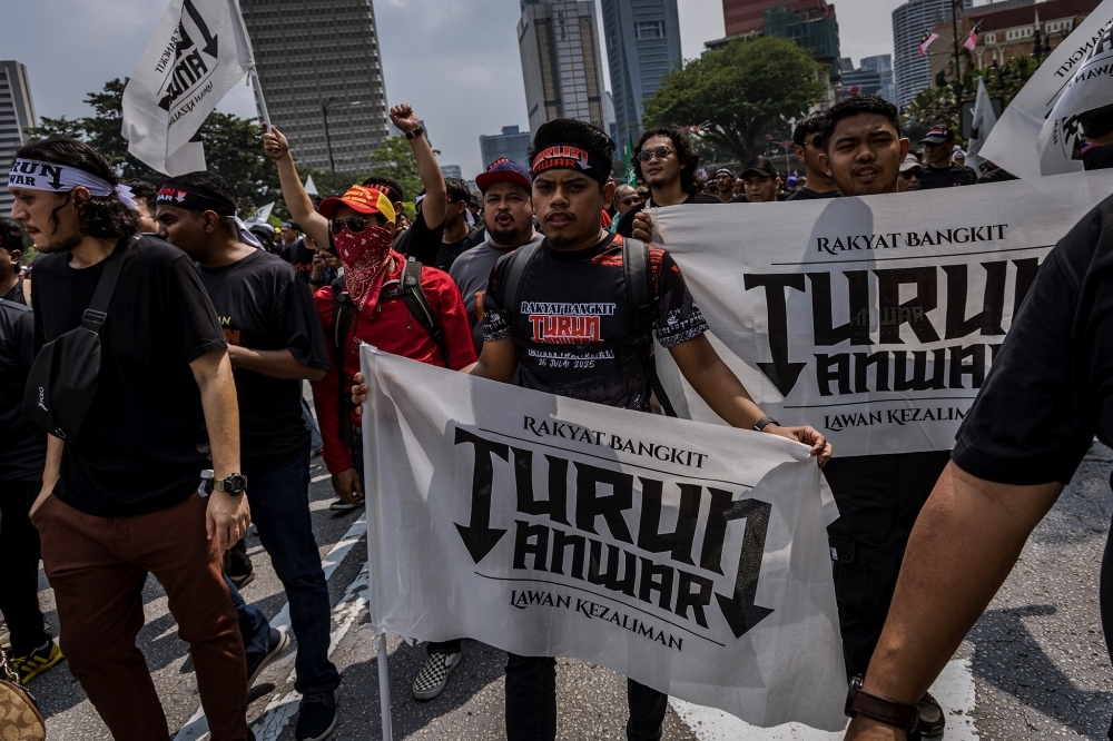 Protesters gather, chant ‘Turun Anwar' as rally kicks off in downtown KL