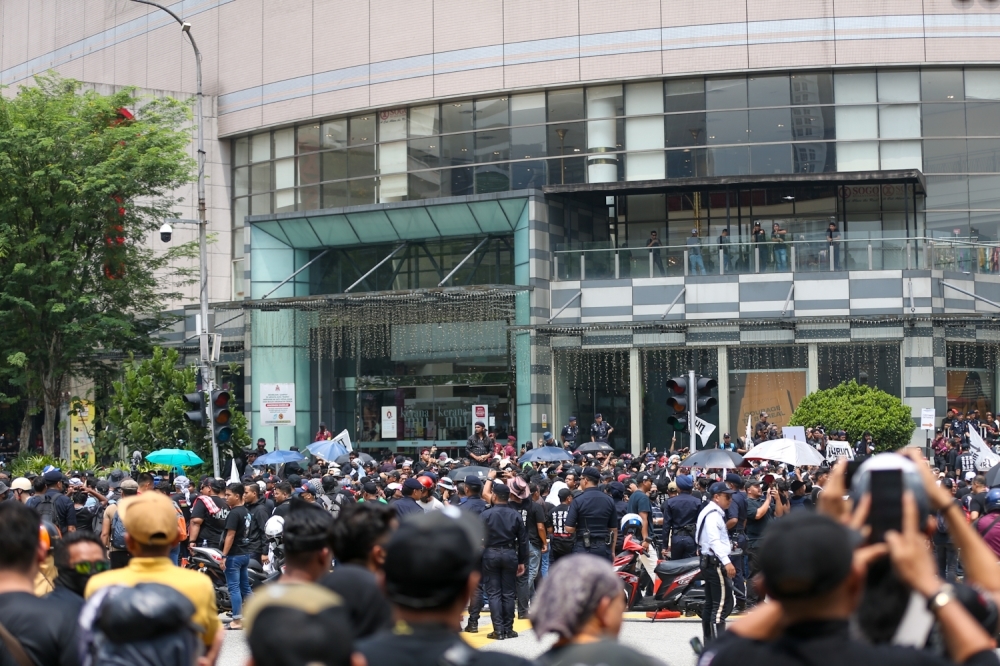 Traffic at Jalan Dang Wangi paralysed as ‘Turun Anwar' rally crowd swells