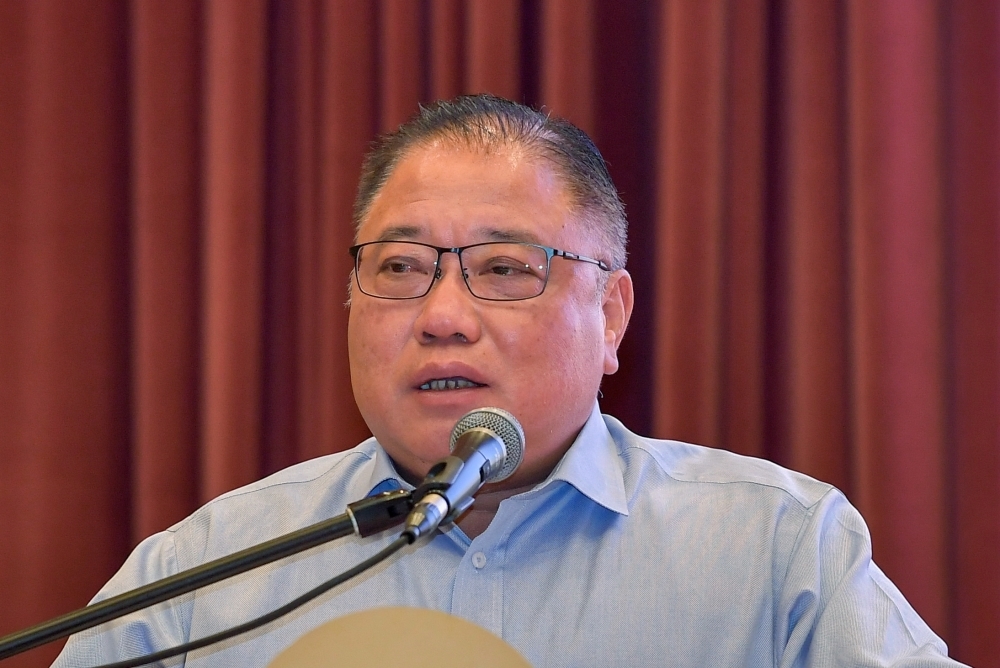 Tiong King Sing warns of firm action over misuse of dive, tour, travel licences after Semporna clash