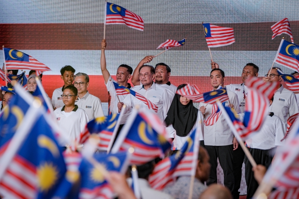 Anwar announces RM10m aid for Muar B40 families, vows swift disbursement